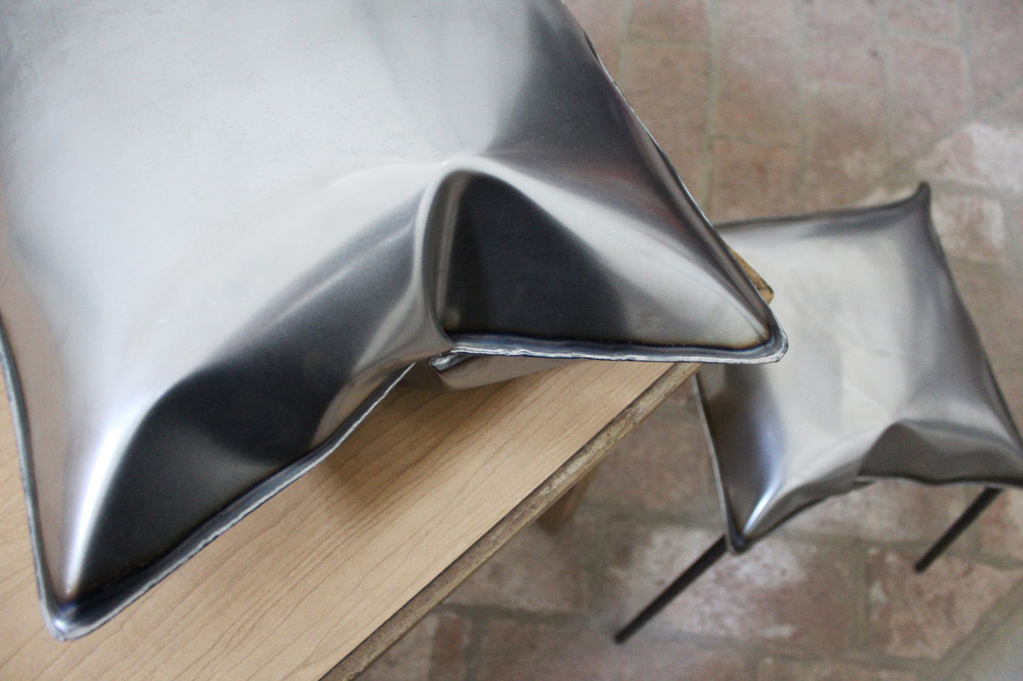Solid Pillow - Sgabello in metallo