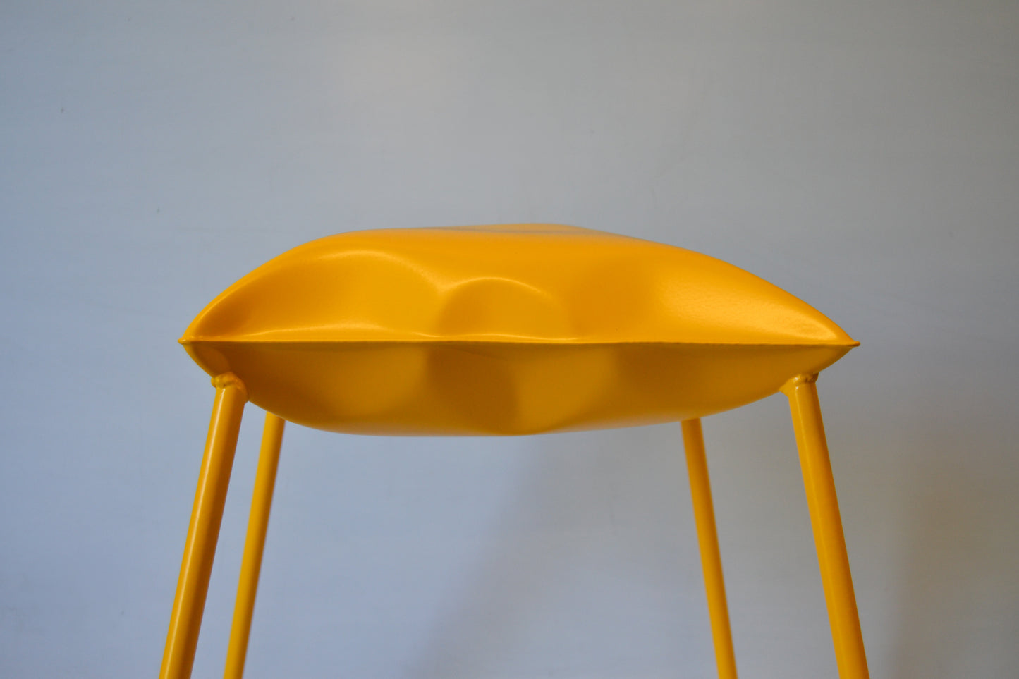 Solid Pillow - Sgabello in metallo
